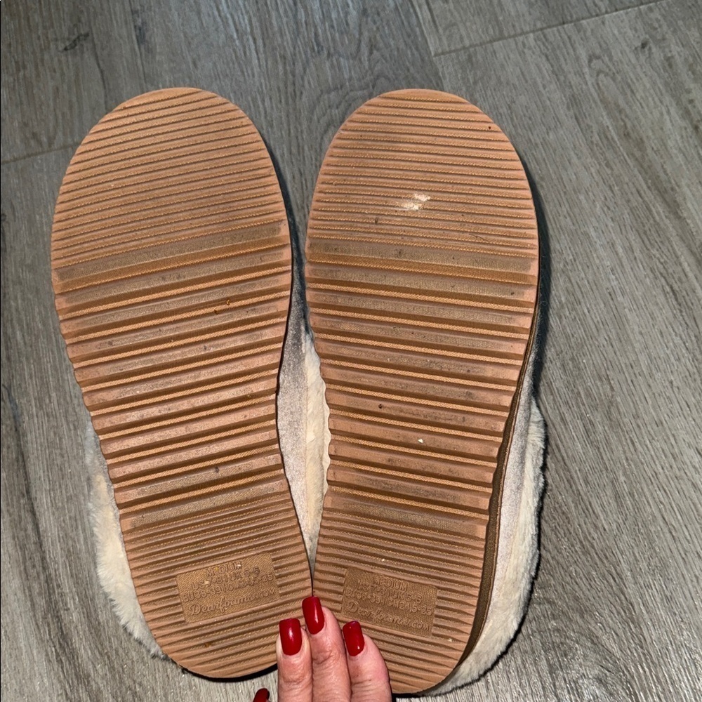 Dearfoams Cream Fur Women's Slippers - Picture 6 of 6